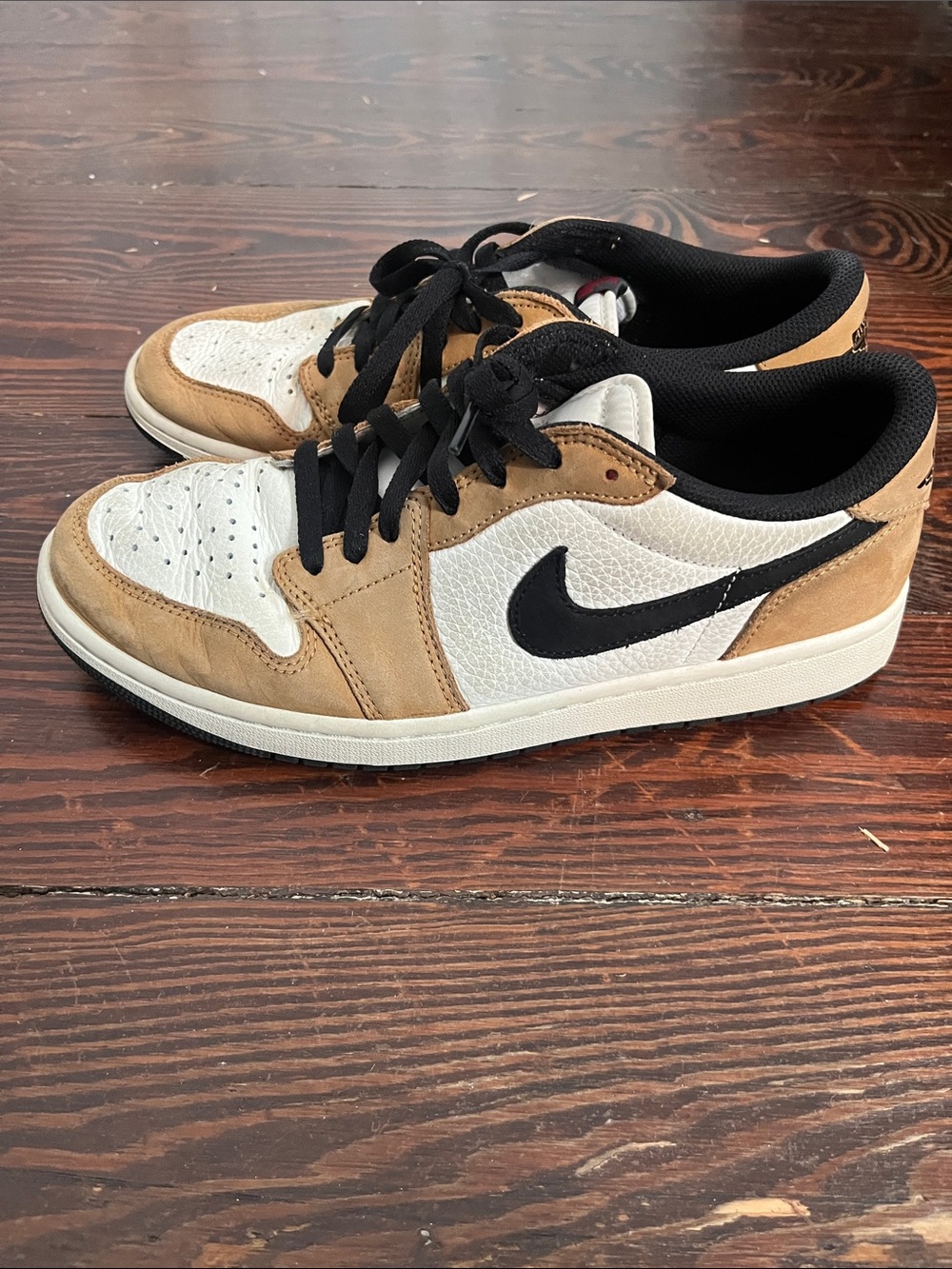 Nike Men’s Low-Top Sneakers in White, Tan and Black—MEN NIKE AIR SIZE 10